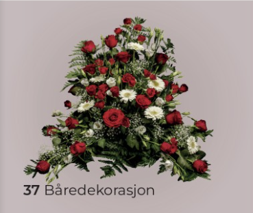 Røde og hvite blomster i båredekorasjon