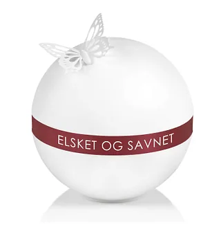 Hvit kuleformet urne med sommerfugl og ordene "elsket og savnet"